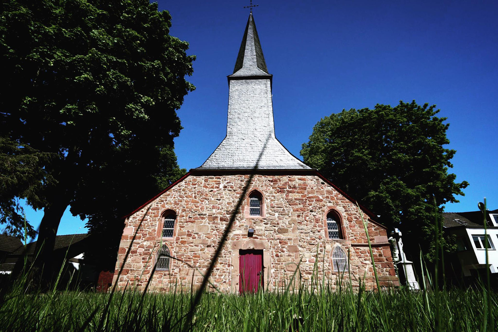 Die alte Pfarrkirche in Niederau von der hinteren Seite. 